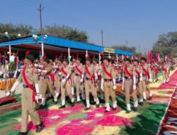 गणतंत्र दिवस पर राज्य मंत्री धर्मवीर प्रजापति ने डीएम व एसपी के संग पुलिस लाइन में ली परेड की सलामी