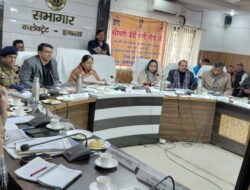 प्रभारी मंत्री ने प्रशासनिक अधिकारियों के साथ की समीक्षा बैठक