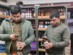 आबकारी विभाग का चेकिंग अभियान, शराब दुकानों का औचक निरीक्षण