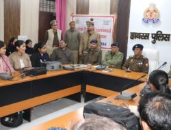 हाथरस/ पुलिस अधीक्षक द्वारा स्टूडेंट्स पुलिस एक्सपीरियंशल लर्निंग प्रोग्राम के तहत विभिन्न स्कूलों से आये छात्र छात्राओं को कार्यालय की विभिन्न शाखाओं का भ्रमण कराया