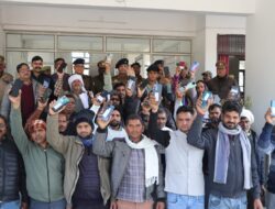 हाथरस पुलिस की बड़ी कार्यवाही, 101 अदद गिरे/खोये विभिन्न कंपनियों के मल्टीमीडिया मोबाइल फोन बरामद, बरामद मोबाइलों की अनुमानित कीमत 31 लाख 50 हजार रुपये