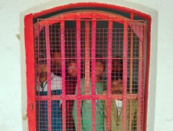 थाना कोतवाली नगर पुलिस व एंटी थेफ्ट टीम की संयुक्त कार्यवाही मे सट्टे की खाई-बाडी करते हुये छह अभियुक्तो को किया गिरफ्तार, कब्जे से नगदी पांच मोबाइल दो कैल्कुलेटर,पेन, पर्चा सट्टा आदि बरामद