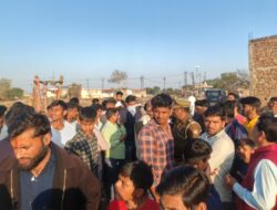 गौ सेवकों ने गोवंश अवशेष से भरा ट्रक पकड़ा, मौके पर एसडीएम व पुलिस सहित पशु चिकित्सक पहुंचे