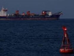 पश्चिम एशिया में तनाव के बीच भारतीय नौसेना ने फारस की खाड़ी में युद्धपोत तैनात किए