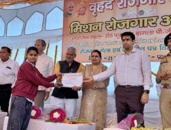 रोजगार मेले में 1181 अभ्यर्थियों का 26 कम्पनियों द्वारा किया गया चयन,मा0 जनप्रतिनिधिगणों एवं जिला स्तरीय अधिकारियों ने चयनित अभ्यर्थियों को ऑफर लेटर प्रदान कर उज्ज्वल भविष्य की कामना की।