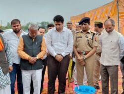 गौशाला में बृहद टीन शेड निर्माण हेतु भूमि पूजन संपन्न, मा0 जनप्रतिनिधियों ने किया गौ-पूजन।