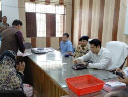 सम्पूर्ण समाधान दिवस के अवसर पर जिलाधिकारी अतुल वत्स ने पुलिस अधीक्षक चिरंजीव नाथ सिन्हा के साथ तहसील सासनी में जनसुनवाई