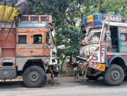 हनुमान चौकी के सामने दो ट्रकों आमने-सामने से भिडे