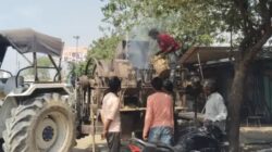 मरम्मत करते वक्त थ्रेशर में लगी आग चिंगारी से भड़की लपटें, लोगों की सतर्कता से टला बड़ा हादसा