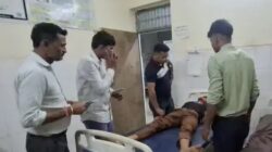 अज्ञात वाहन की टक्कर से सड़क किनारे खडा युवक घायल,