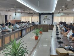 जिलाधिकारी ने गैस एजेंसी संचालकों के साथ बैठक कर दिए आवश्यक निर्देश