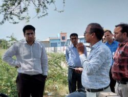 ट्रांसपोर्ट नगर की स्थापना के लिये सोखना एवं ढकपुरा में अधिग्रहीत भूमि का डीएम ने किया निरीक्षण