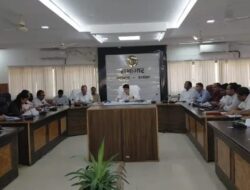 बेसिक शिक्षा विभाग द्वारा संचालित योजनाओं की प्रगति की समीक्षा बैठक जिला अधिकारी की अध्यक्षता में हुई आयोजित