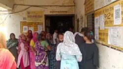 स्मार्ट मीटर की विरोध में बिजली घर पर पहुंचकर महिलाओं ने किया जोरदार प्रदर्शन