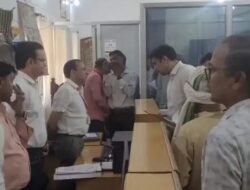 बुजुर्ग दंपति की फरियाद सुन डीएम पहुंचे जिला पूर्ति कार्यालय,तुरंत कार्रवाई के दिए निर्देश