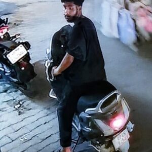 शातिर  युवक ने सीएससी सेन्टर संचालक से धोखाधड़ी कर की 10 हजार की ठगी: सीसीटीवी में कैद हुई घटना