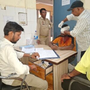 सासनी में जमीन पैमाइश के दौरान दबंगों ने किया पिता-पुत्र पर हमला