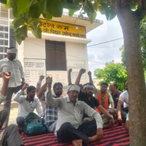लखनऊ आंदोलन समर्थन में सासनी के बिजली संविदा कर्मी धरने परफोटो