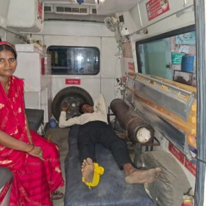 अज्ञात वाहन की टक्कर से साइकिल सवार दंपति घायल