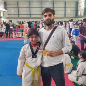 Hathras अर्शप्रीत सिंह ने जीता गोल्ड मेडल, परिवार व नगर का बढ़ाया मान