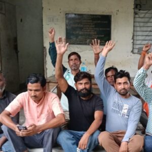 सासनी में पांचवे दिन बिजली संविदा कर्मियों का धरना-प्रदर्शन जारी