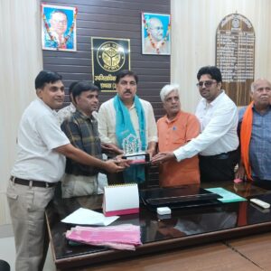 राष्ट्रीय मुद्रा बरामदगी पर एसडीएम का व्यापार मंडल ने किया सम्मान
