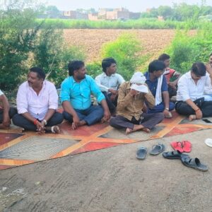 hathras सड़क और बिजली की समस्याओं को लेकर भाकियू टिकैत का अनिश्चितकालीन धरना शुरू,