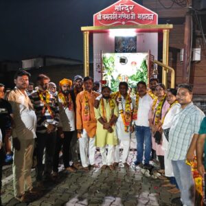 हरियाली तीज पर श्री चमत्कारी गणेश मंदिर में सजा भव्य फूल बंगला, 51 दीपों से हुई महाआरती