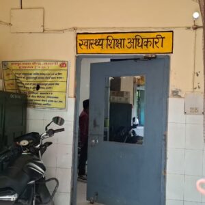 स्वास्थ्य मंत्री के निर्देश पर सीएचसी सासनी पहुंची लखनऊ की उच्चस्तरीय टीम, वित्तीय व प्रशासनिक गड़बड़ियों की जांचअधिकारी के कक्ष में जांच पर बिफरे शिकायतकर्ता, निष्पक्षता पर उठाए सवाल