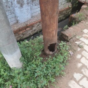 नानऊ मार्ग पर हादसे को न्योता दे रहा खोखला बिजली का पोल,