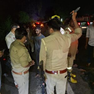 हरिद्वार से लौट रहे परिवार की पिकअप पेड़ से टकराई, 11 घायलथकान और नींद आने से चालक का बिगड़ा संतुलन, दो घायलों को आगरा रेफर