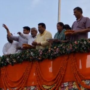 HATHRAS: कांवड़ियों पर बरसे फूल, गूंजे ‘बम-बम भोले’ के जयकारेहतीसा पुल स्थित कांवड़ कैंप में जनप्रतिनिधियों व अधिकारियों ने किया भव्य स्वागत, बांटा प्रसाद