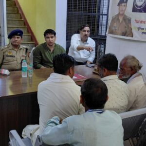 Hathras,समाधान दिवस में डीएम-एसपी ने सुनीं फरियादियों की समस्याएंछह-सात शिकायतों में दो का मौके पर निस्तारण, भूमि विवादों में संयुक्त टीम से जांच के निर्देश