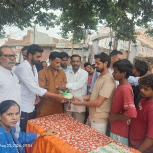 Hathras महंगाई के विरोध में राष्ट्रीय अधिकार मोर्चा ने 30 रुपये किलो बांटी चीनीमुरसान गेट से अभियान की शुरुआत, पांच क्विंटल चीनी का किया वितरण