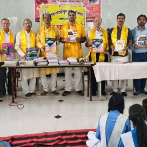 hathras आरएसएस के सेवा विभाग ने जरूरतमंद विद्यार्थियों को वितरित कीं पाठ्य पुस्तकेंआर्थिक रूप से कमजोर विद्यार्थियों की पढ़ाई में सहयोग का किया प्रयास