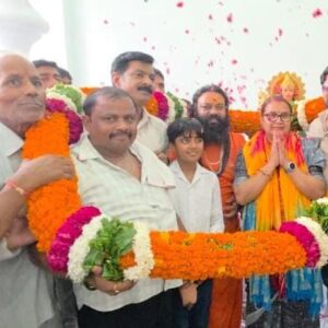 Hathras: महिला एवं बाल विकास समिति की सभापति बनने पर सदर विधायक का स्वागत
