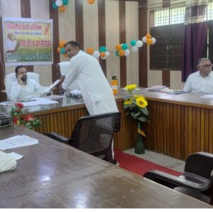 Hathras: अजरोई में तेज दुर्गंध के साथ जहरीली गैस ग्रामीण परेशान