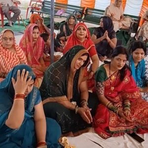 Hathras: अजीत नगर में धूमधाम से हुआ शिव-पार्वती विवाह, भजनों पर झूमे श्रद्धालु