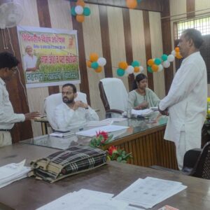 Hathras: एसडीएम के समक्ष जनता दर्शन में किसानों ने रखीं समस्याएं