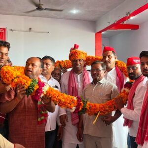 Hathras: भाजपा छोड़ दर्जनों नेताओं ने थामा सपा का दामन