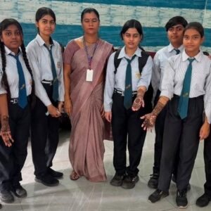 हाथरस। एमएलडीवी काॅलेज में मेंहदी प्रतियोगिता में हाथों पर छात्राओं ने उकेरी प्रतिभा