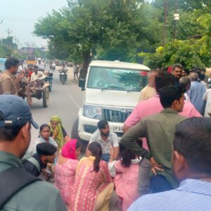 Hathras; कोठी के चक्कर में नाली मोड़ने का आरोप, सड़क पर उतरे लोग; विधायक के खिलाफ गूंजी नारेबाजी सदर विधायक पर सत्ता के दुरुपयोग के आरोप, महिलाओं ने सड़क पर बैठकर किया प्रदर्शन; ईओ की गाड़ी के आगे बैठीं, मौके पर पहुंची पुलिस