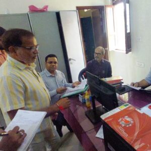 Hathras; सिंचाई खंड कार्यालय का डीएम ने किया निरीक्षण, अभिलेख व्यवस्थित रखने के निर्देश