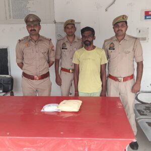 Hathras; आधा किग्रा अवैध गांजे सहित तस्कर गिरफ्तार