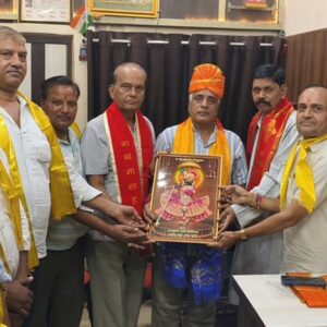 Hathras; सर्राफा एसोसिएशन के अध्यक्ष फैम के संरक्षक श्री रमन मूर्ति शर्मा सर्राफ की अध्यक्षता द्वारा व्यापारी समागम एवं सम्मान समारोह