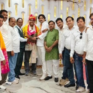 Hathras; एक दिन दाऊ बाबा के नाम कार्यक्रम संयोजक का स्वागत