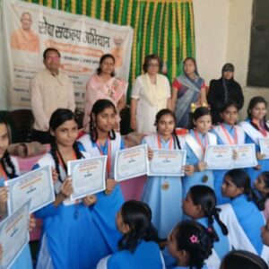 Hathras; पेंटिंग व भाषण प्रतियोगिता के विजेताओं को पुरस्कार