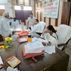 Hathras; दर्जनभर शिकायतों में सिमटा संपूर्ण समाधान दिवसकई शिकायतों का किया मौके पर निस्तारण