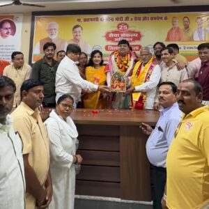 Hathras; गौरव आर्य के अलीगढ़ जिला प्रभारी बनने पर भाजपा कार्यालय में भव्य स्वागत