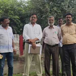 Hathras;स्कूल का रास्ता बना दलदल, प्लॉटों से होकर गुजर रहे नौनिहाल